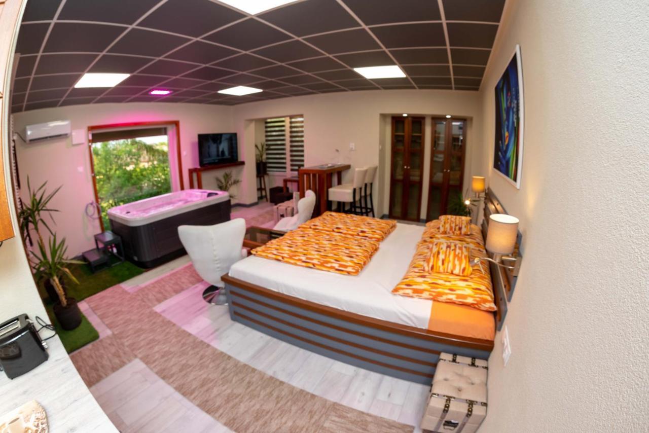 E 14 Aparthotel Berekfürdő Bagian luar foto