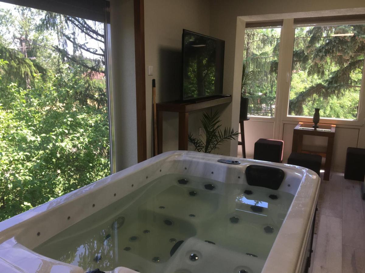 E 14 Aparthotel Berekfürdő Bagian luar foto